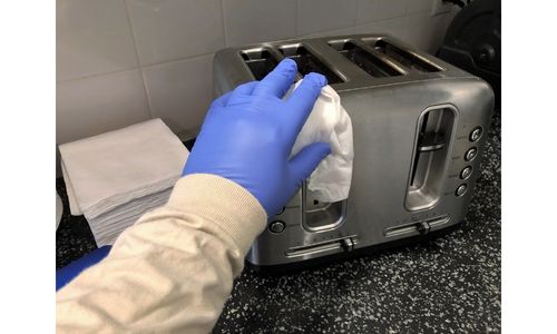 cleaning-toaster